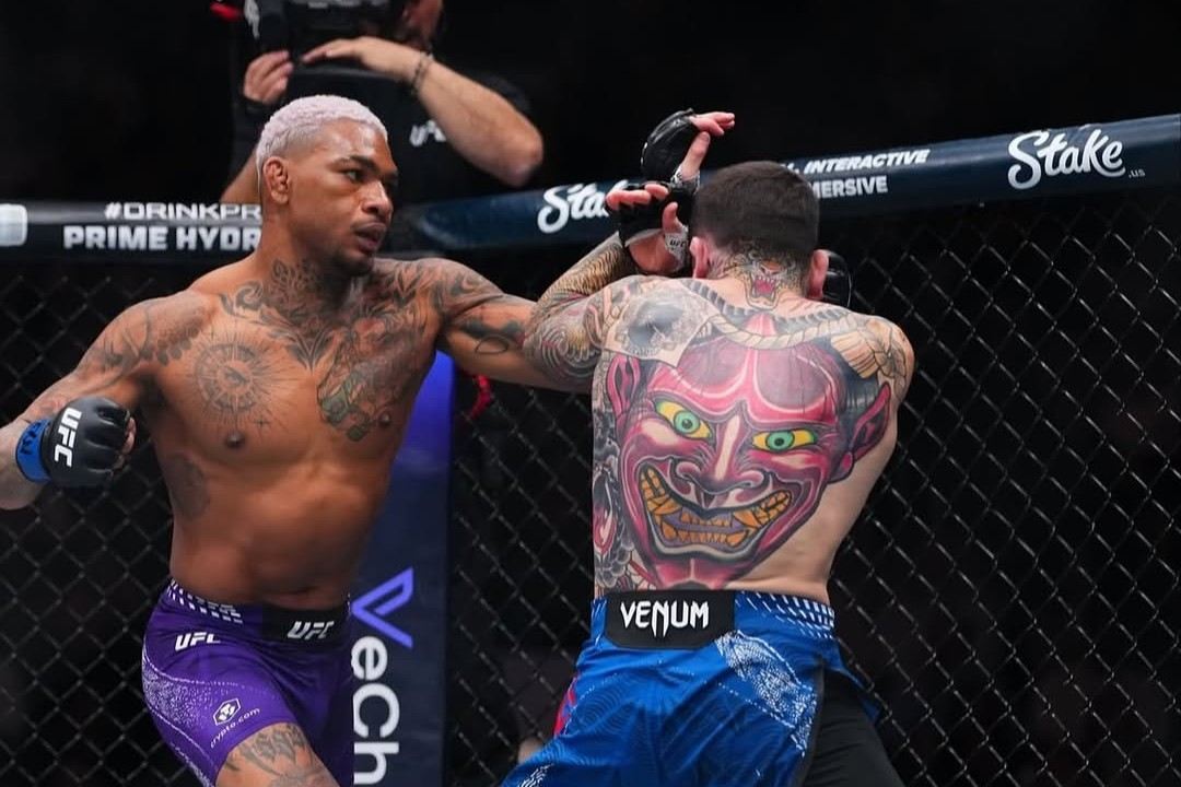 Michael Morales trefuje.