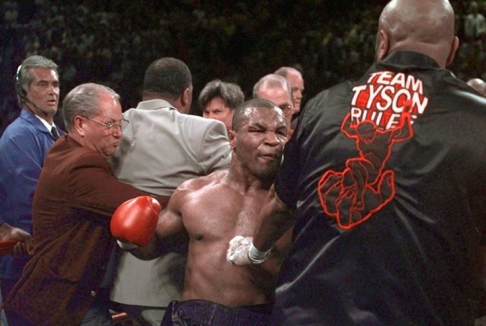 Mike Tyson byl v zápase s Evanderem Holyfieldem v ráži i po kousnutí do ucha. 