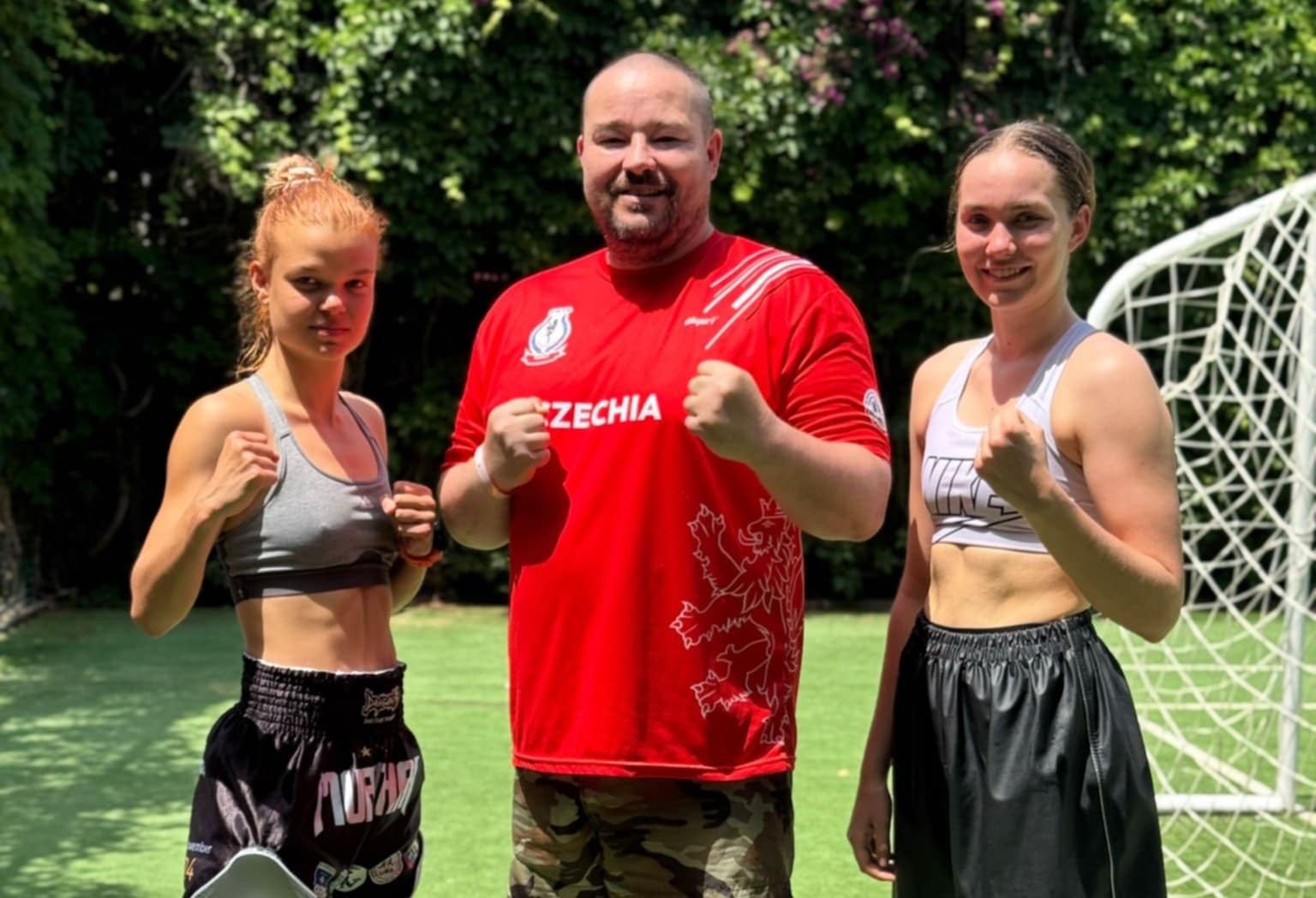 Trenér Lukáš Jirkovský, Adéla Kolínská (vpravo) a Irena Smolíková.