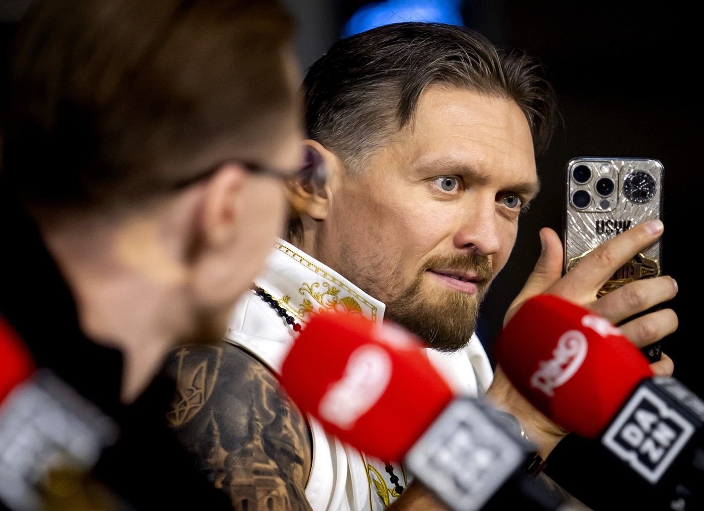 Světový šampion Oleksandr Usyk během tiskové konference ve Velkém egyptském muzeu.