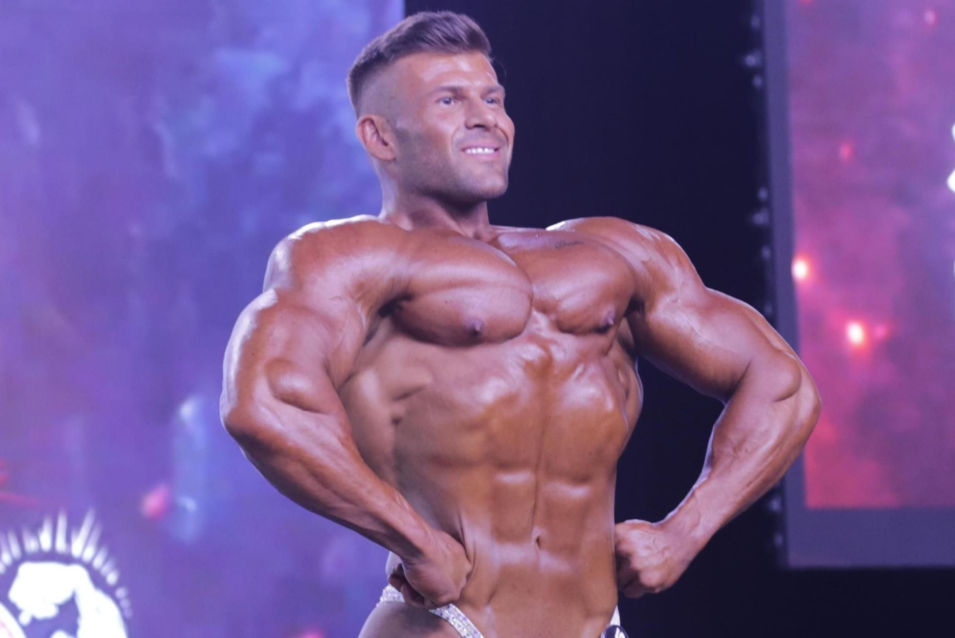 Joey Farrell při soutěži IFBB.