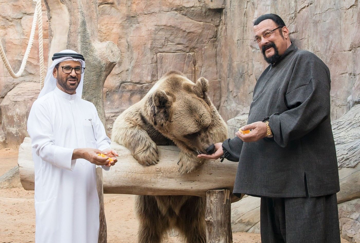 Steven Seagal v roce 2O23 při návštěvě soukromé zoo Fame Park v Dubaji.