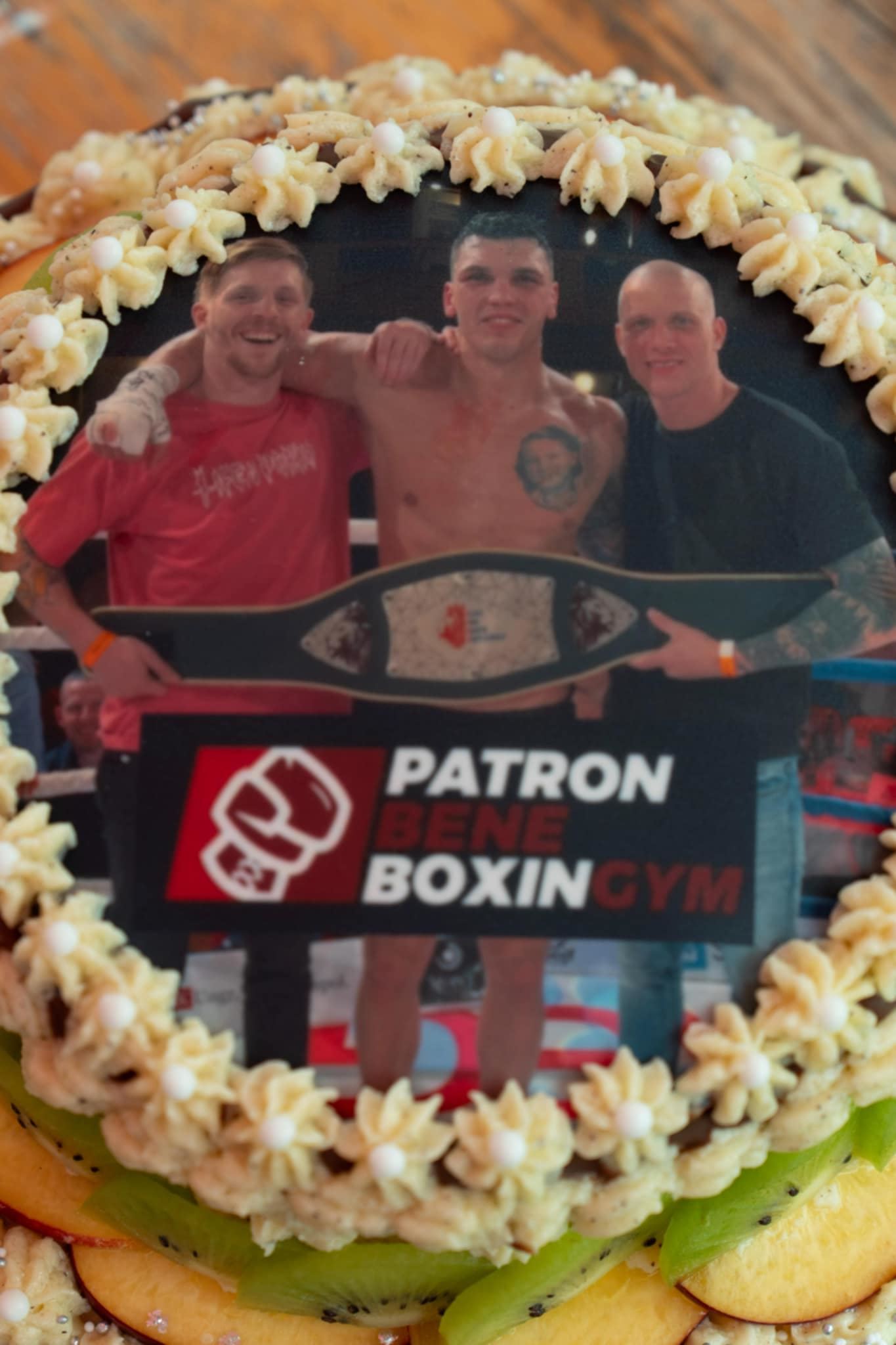 Sobotní otevírání gymu v Benešově. Box a také hostina.