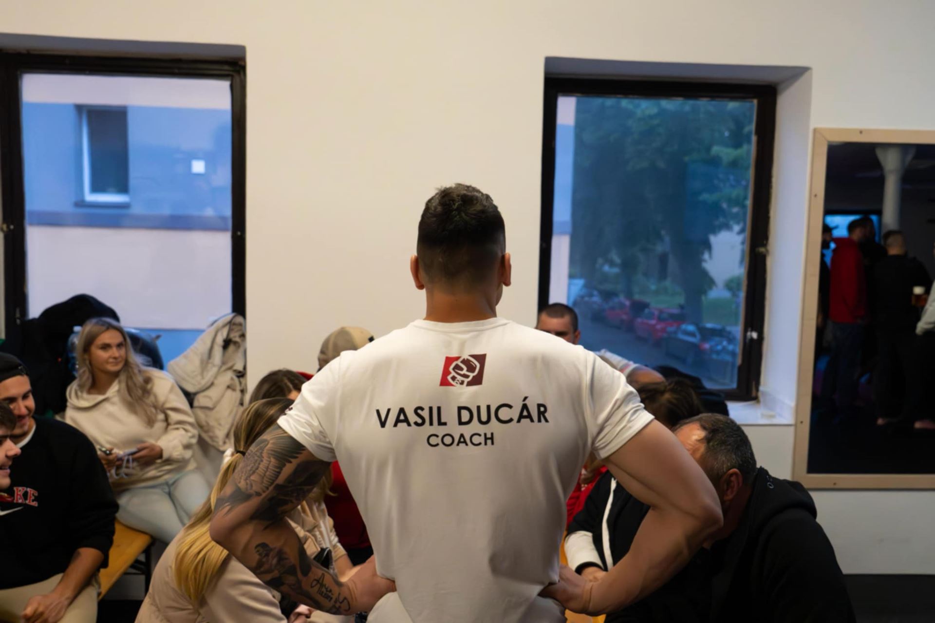 Sobotní otevírání gymu v Benešově. Box a také hostina.