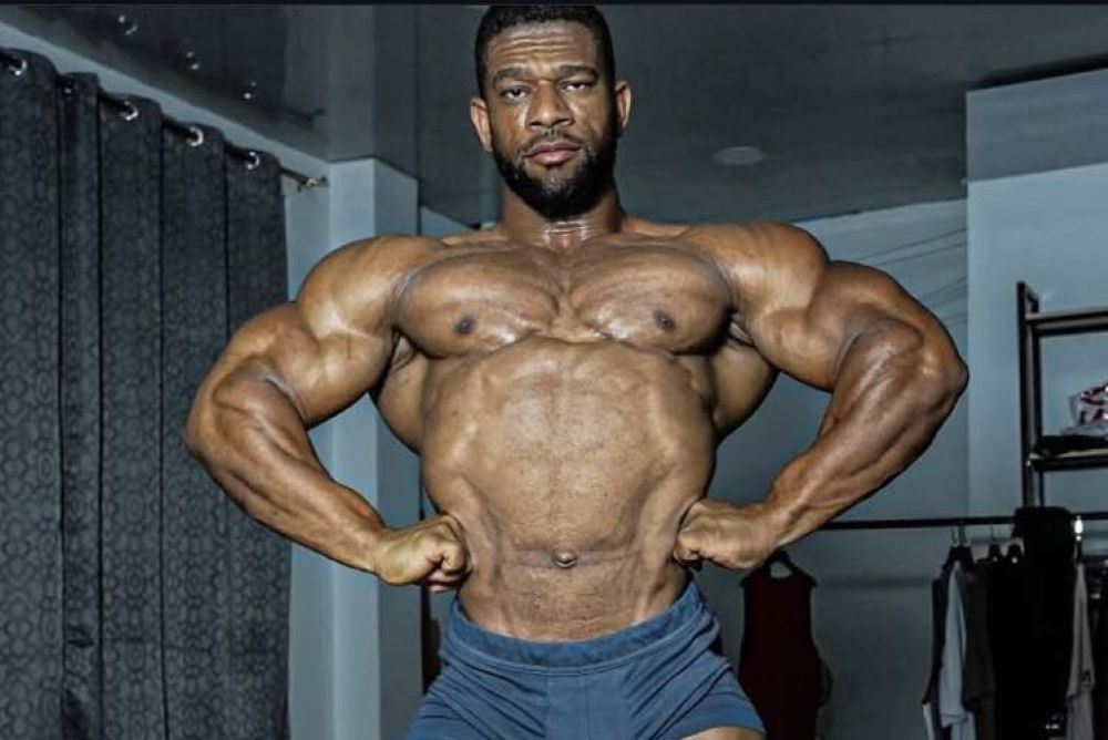 Závodník IFBB PRO Yeifer Asprilla.
