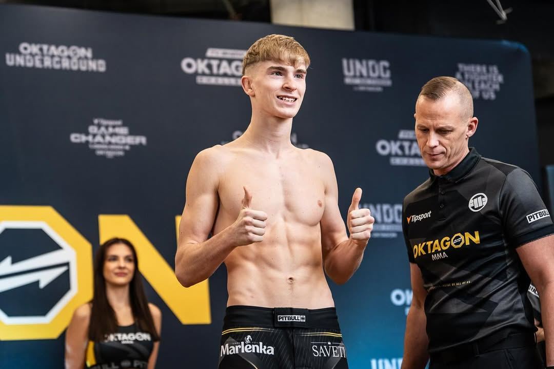 Jakub Batfalský na váze před zápasem.