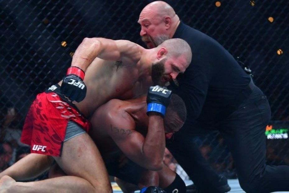Mike Beltran rozhodoval i lednový zápas Jiřího Procházky.