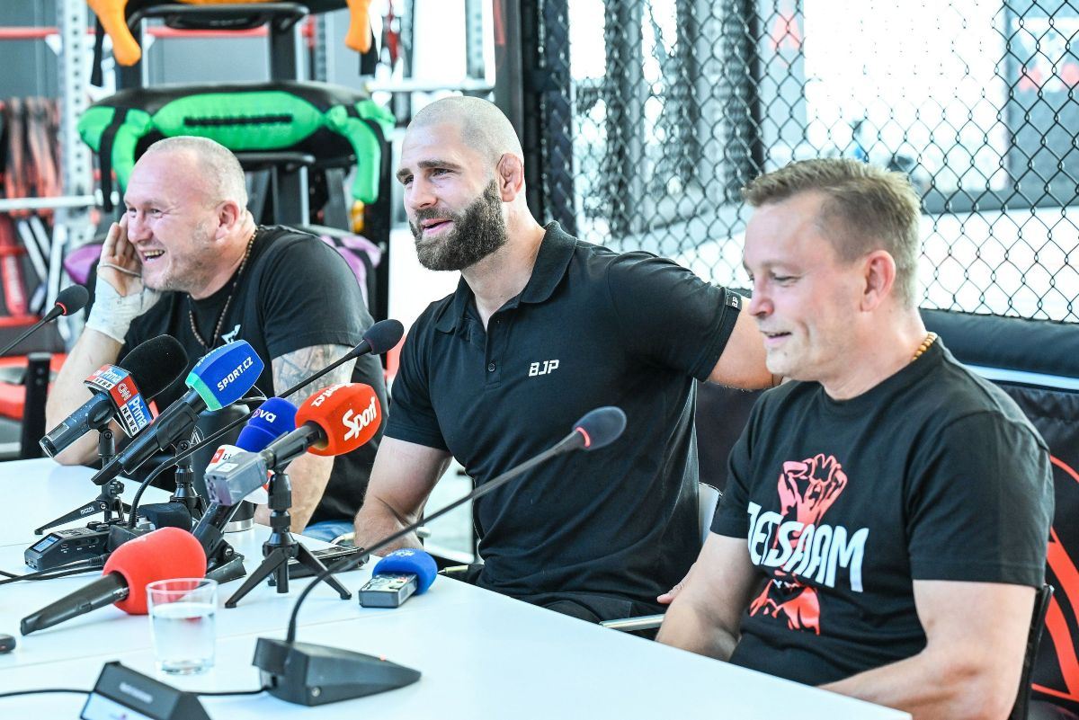 Jiří Procházka s trenéry Jaroslavem Hovězákem a Martinem Karaivanovem.