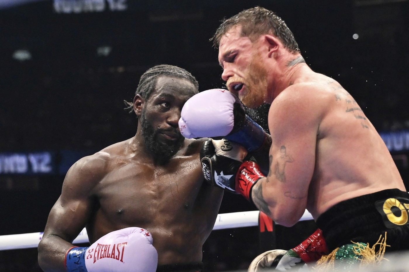 Terence Crawford (vlevo) trefil Canela Alvareze.