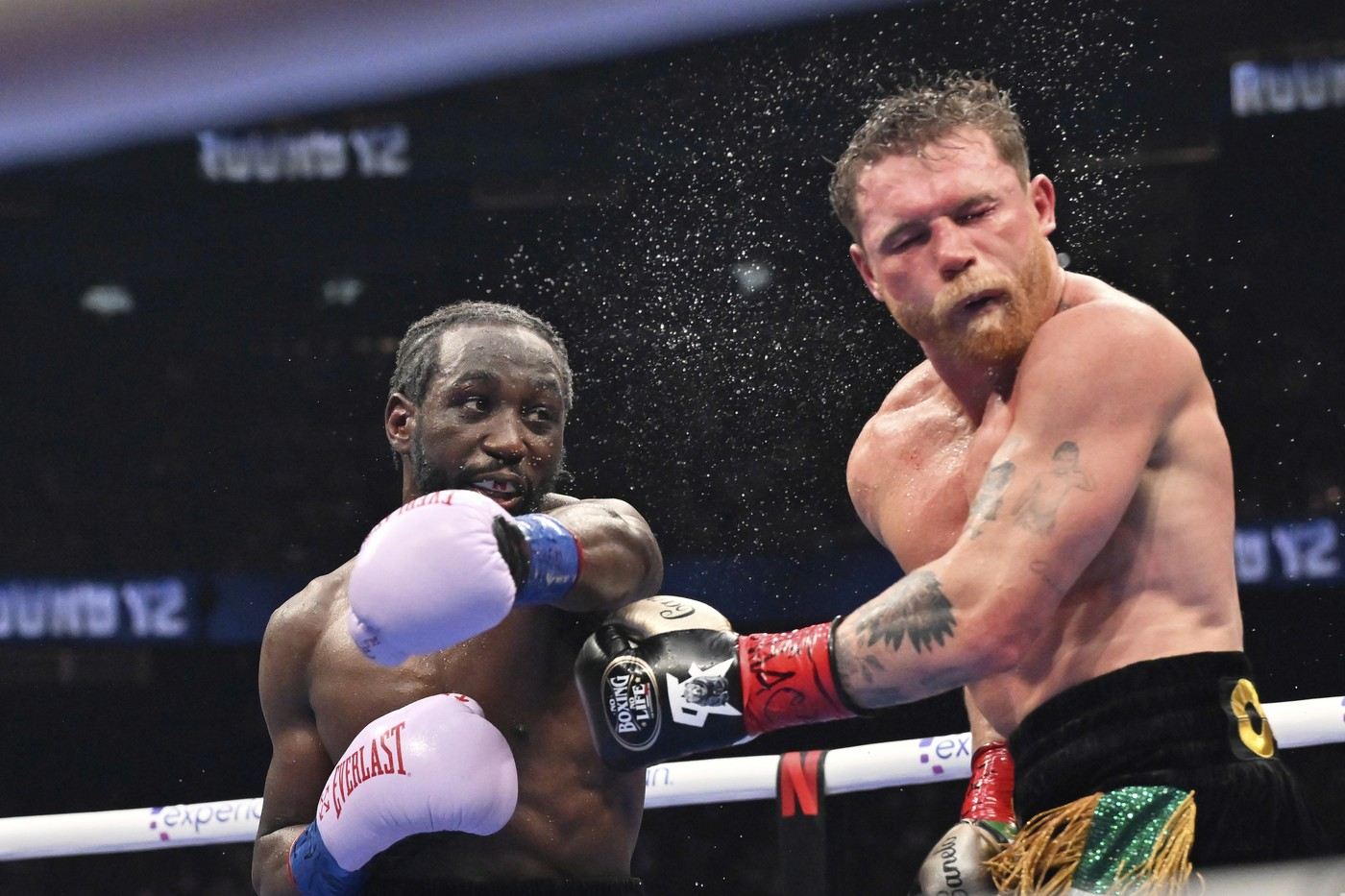 Terence Crawford (vlevo) trefil Canela Alvareze... 