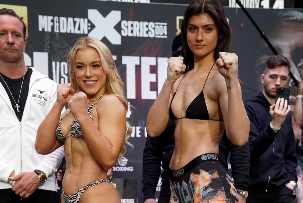 Elle Brooke (vlevo) a Faith Ordway během vážení v Londýně.