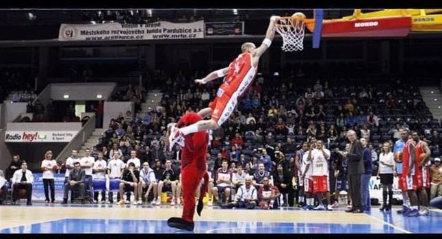 V basketu létalo tělo, v ringu hlavně pěsti...