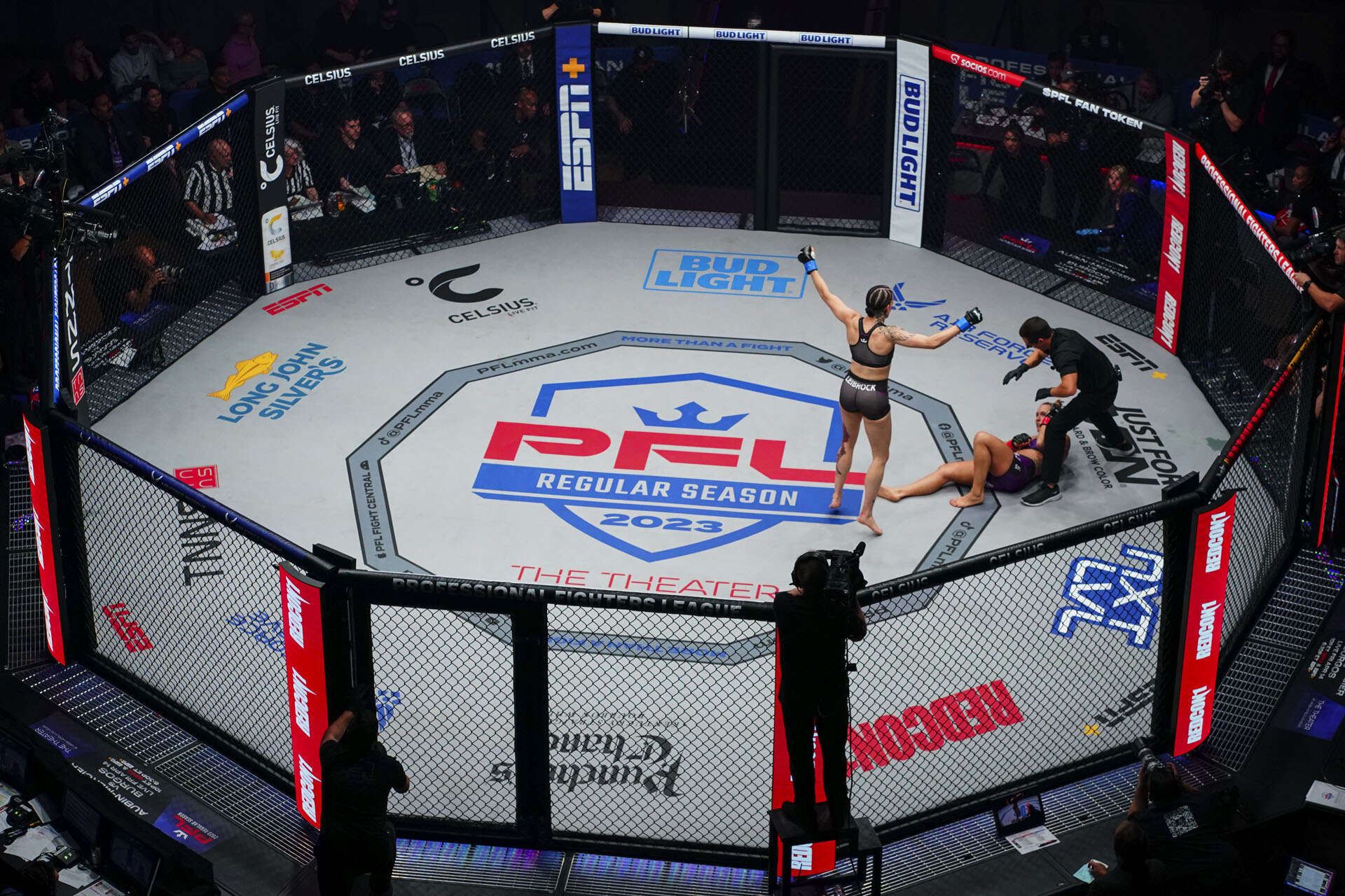 Zápas, který se zapsal do historie PFL MMA tvrdým ukončením.