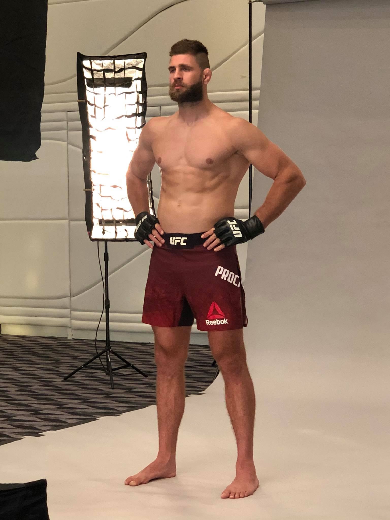 Na zápas v UFC je čas.