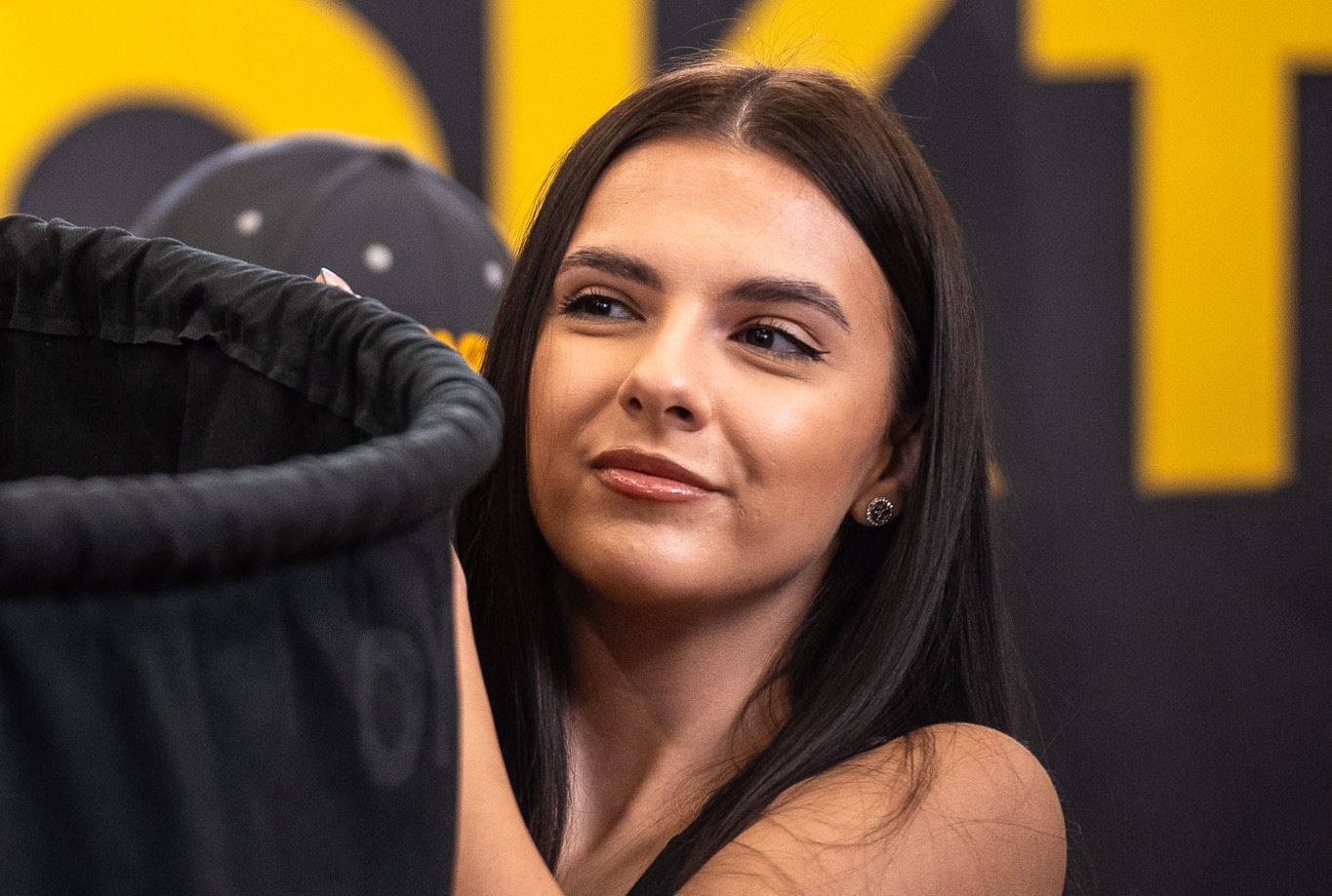 Dnešní vážení před Oktagon 51. Pár lidí se muselo skrýt za plentou.
