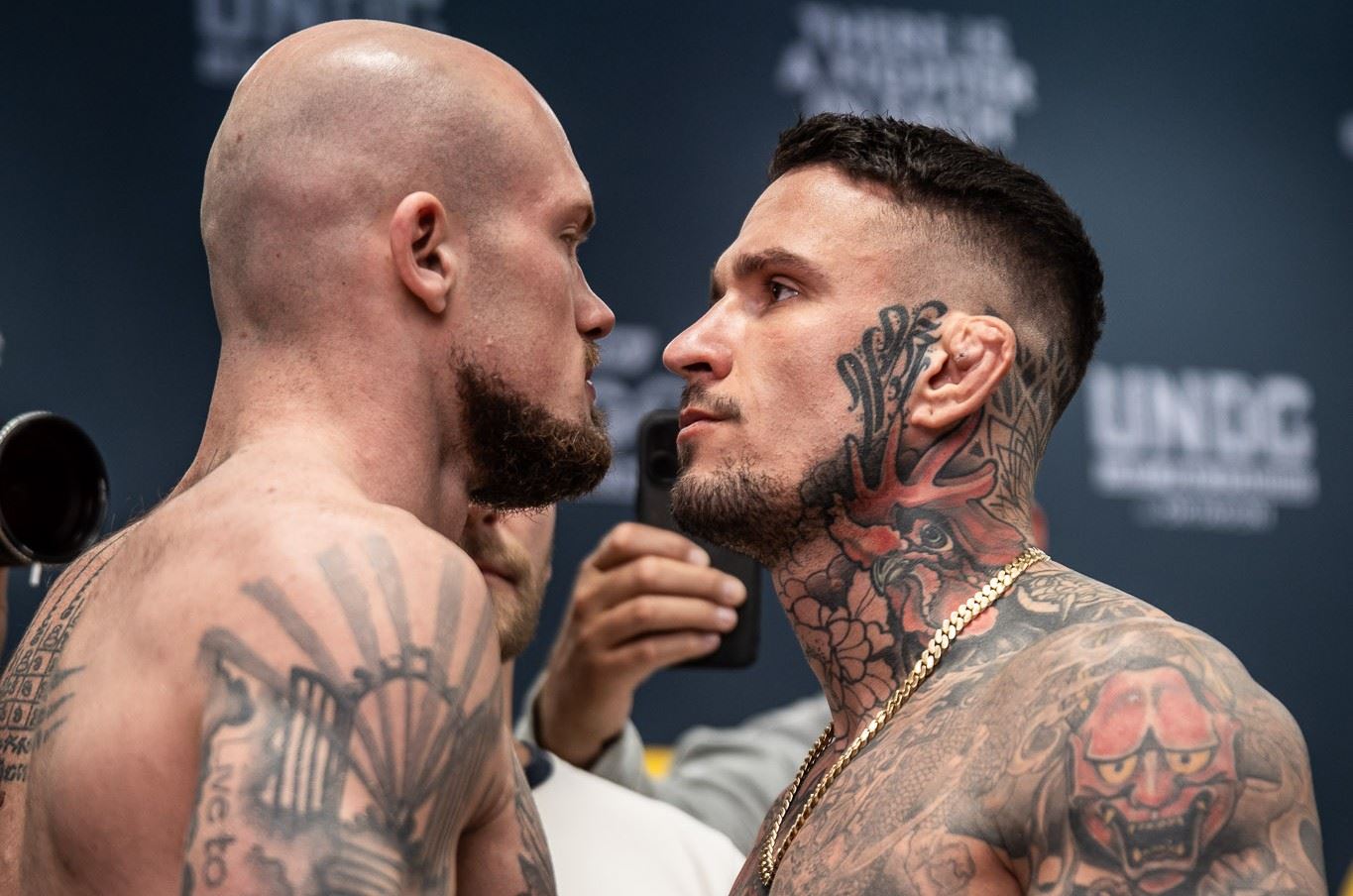 Ostrý staredown. 