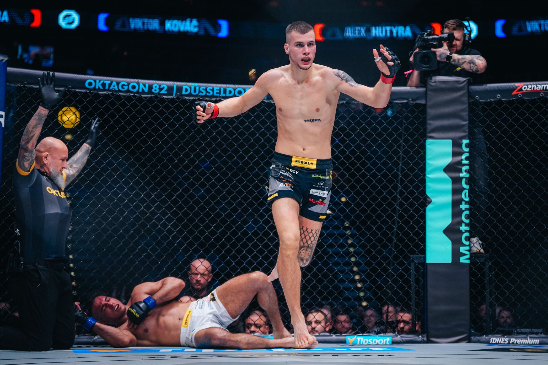 Alex Hutyra slaví výhru. 