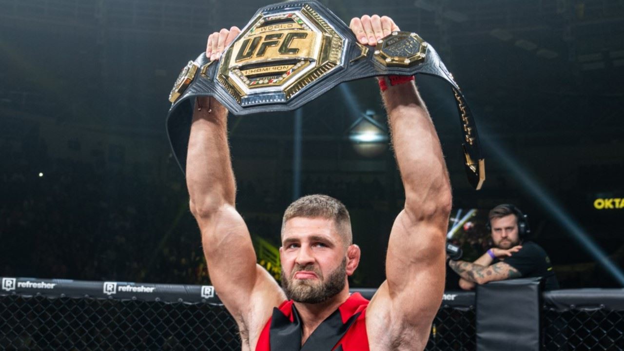 Jiří Procházka s mistrovským pásem UFC na turnaji Oktagonu.