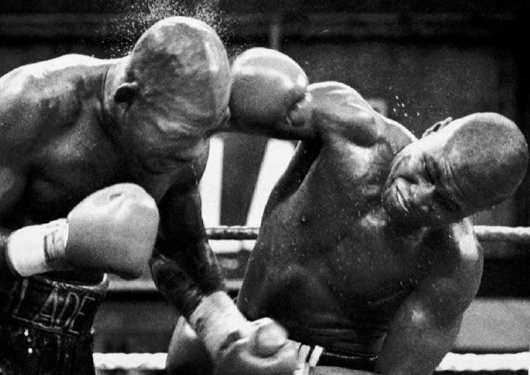 Z hlavy Irana Barkleyho létá pot, když James Toney zasahuje tvrdou pravačkou.