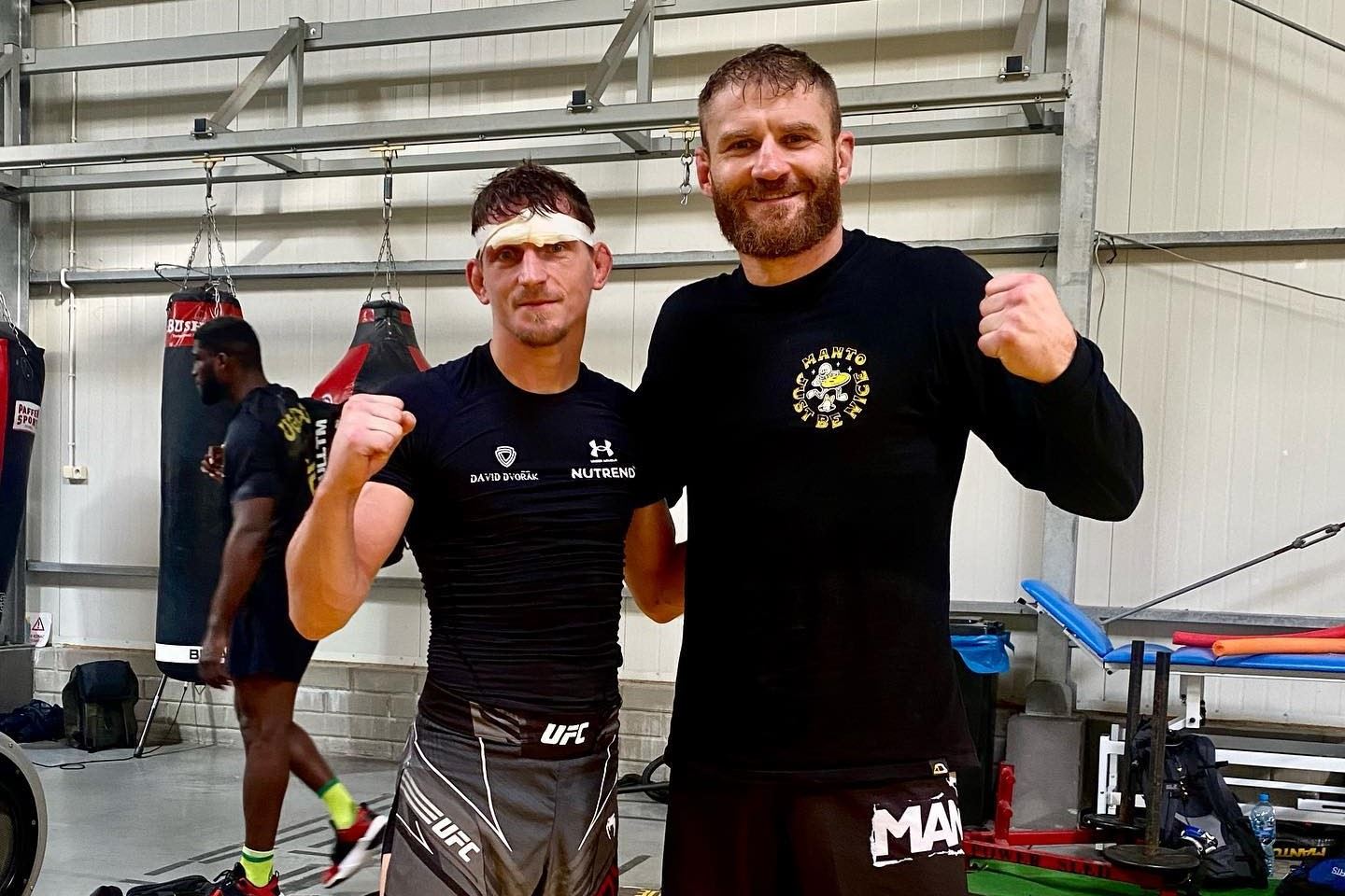 David Dvořák a Jan Blachowicz po tréninku. Podle fotky to spíše vypadá, že Polák zvítězil...