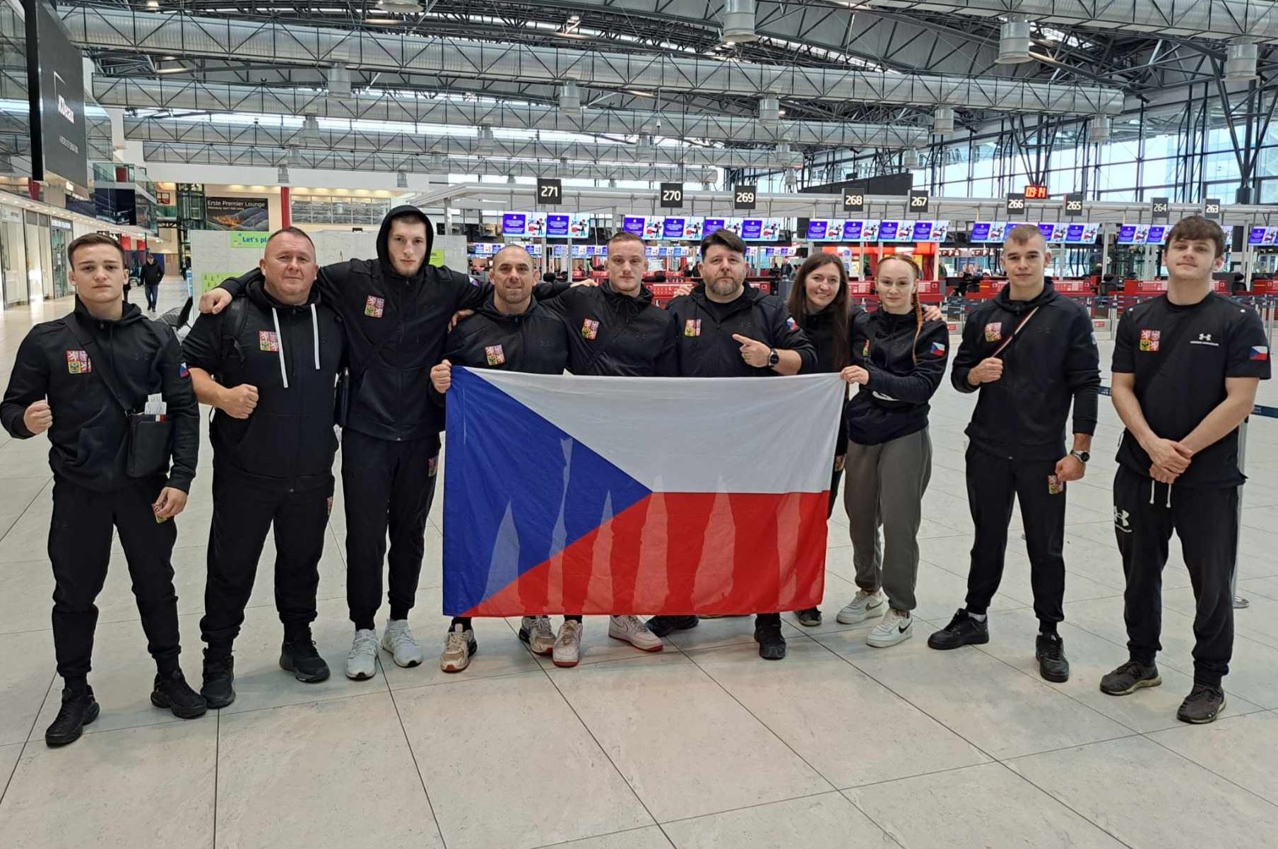 MMA reprezentace při odletu z Prahy.