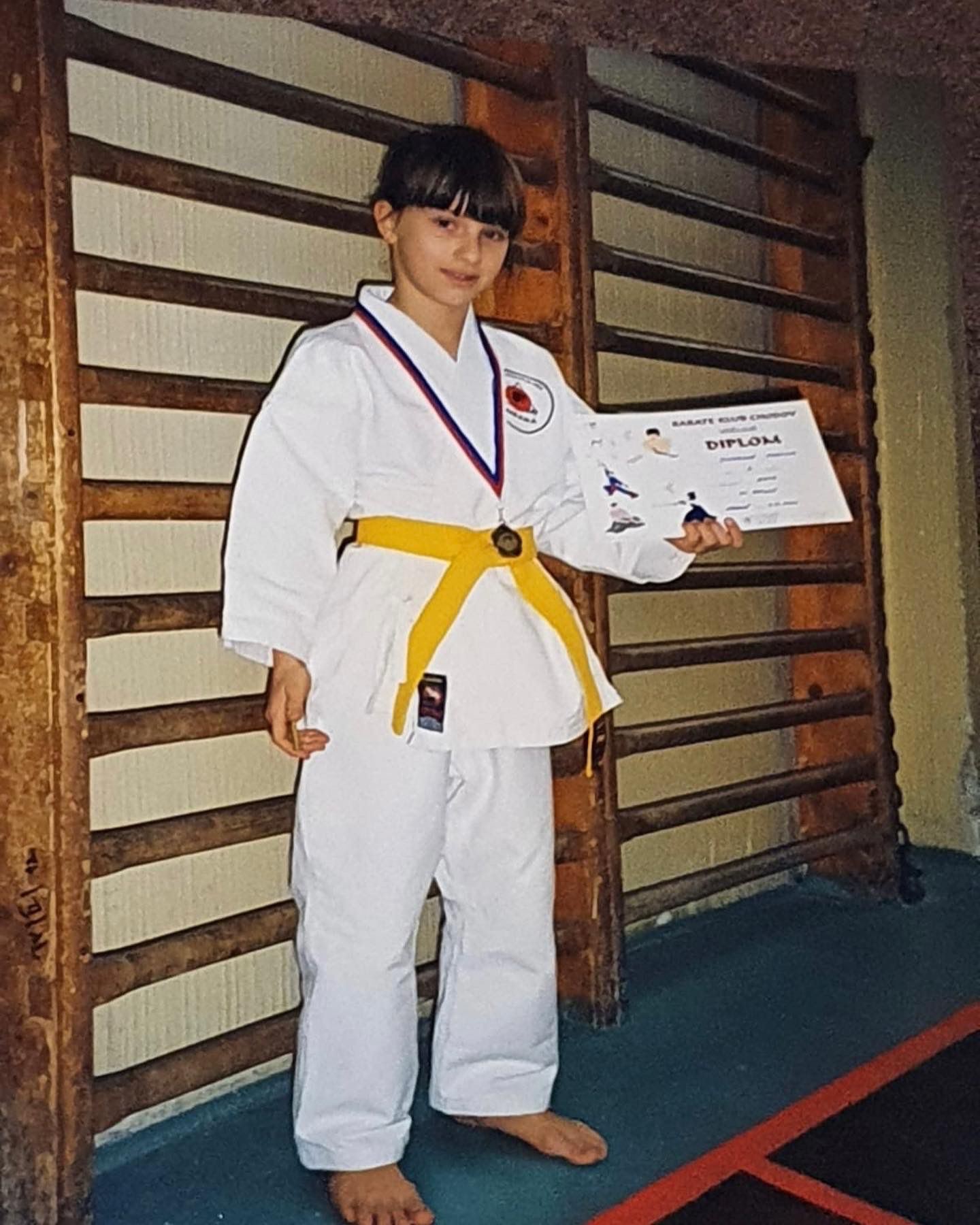 Mé začátky v bojových sportech. Karate. Postupně jsem dosáhla až na druhý kyu, což je druhý hnědý pásek a vyhrála jsem mistrovství ČR v kutime.