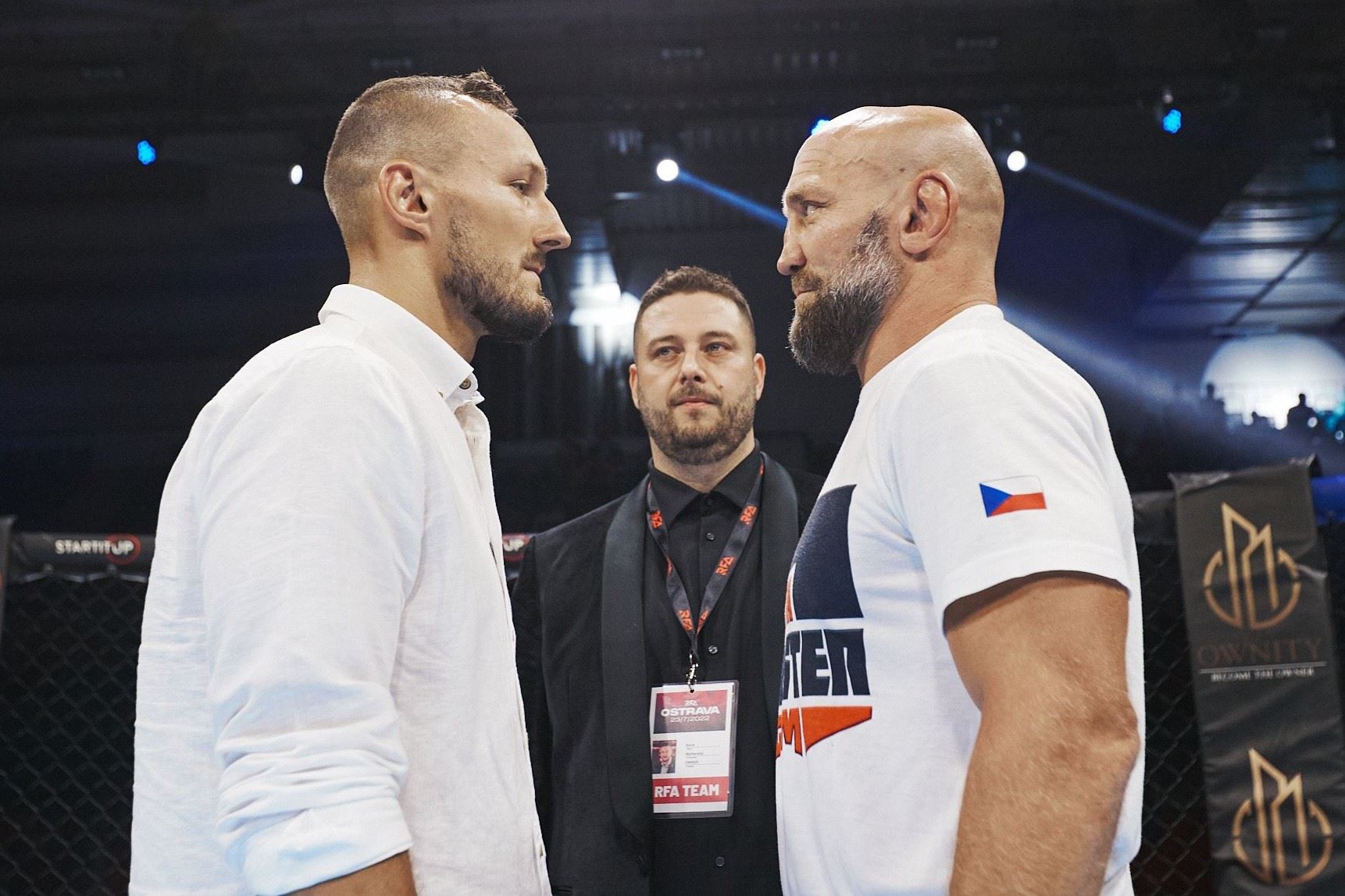 První staredown. Kdo je favoritem?