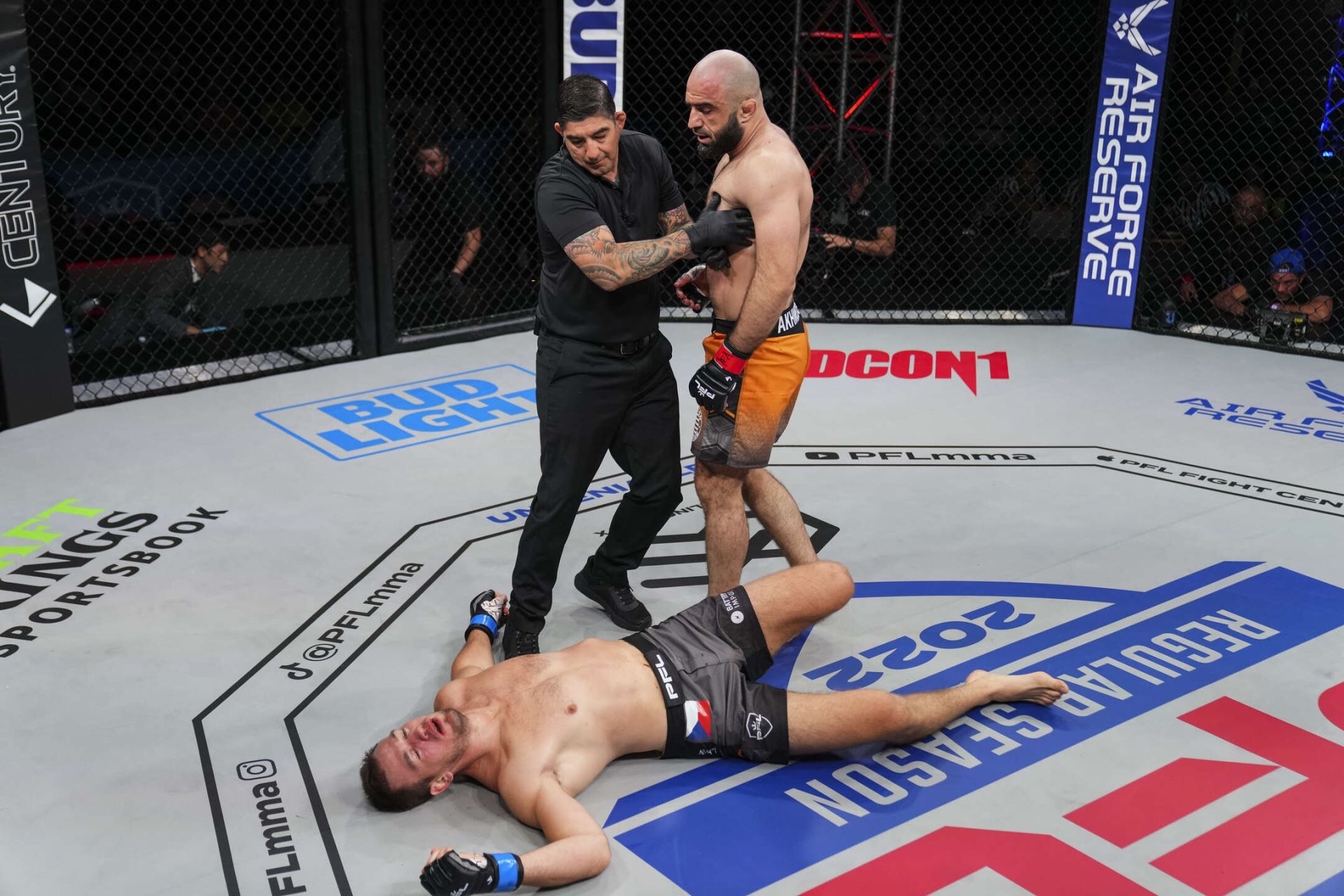 Viktor Pešta v premiéře PFL prohrál na knockout po 85 sekundách.