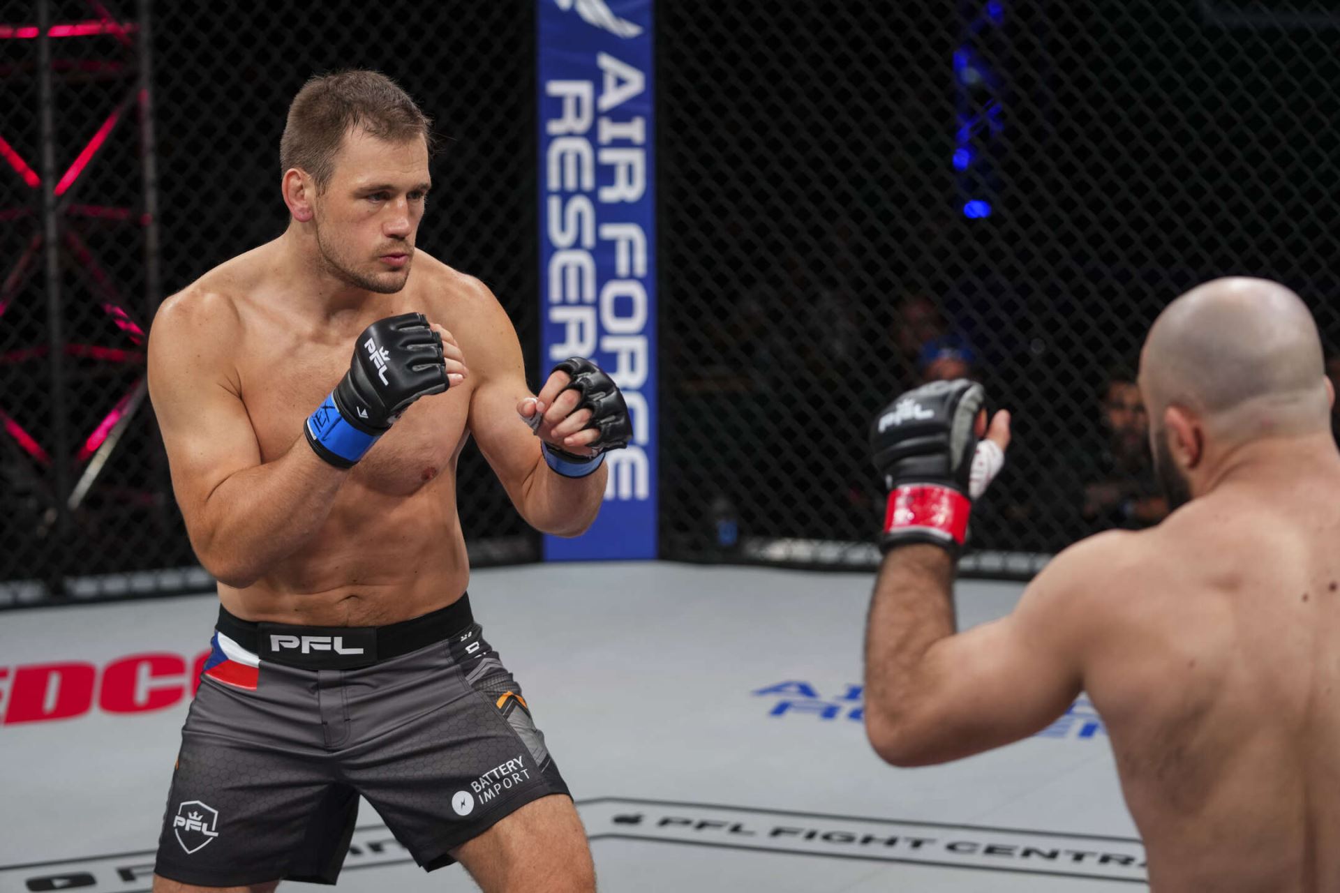 Viktor Pešta v premiéře PFL prohrál na knockout po 85 sekundách.