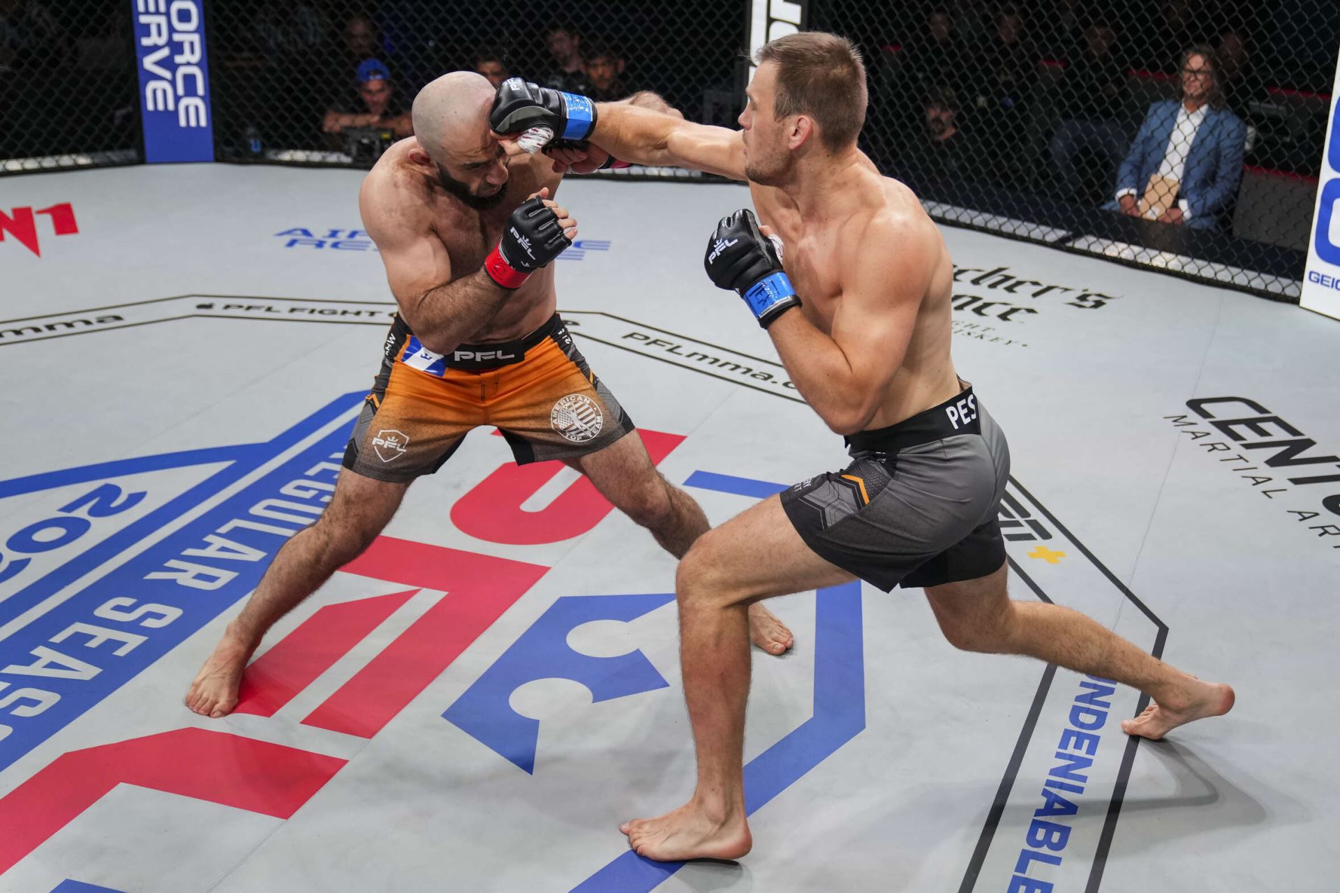 Viktor Pešta v premiéře PFL prohrál na knockout po 85 sekundách.