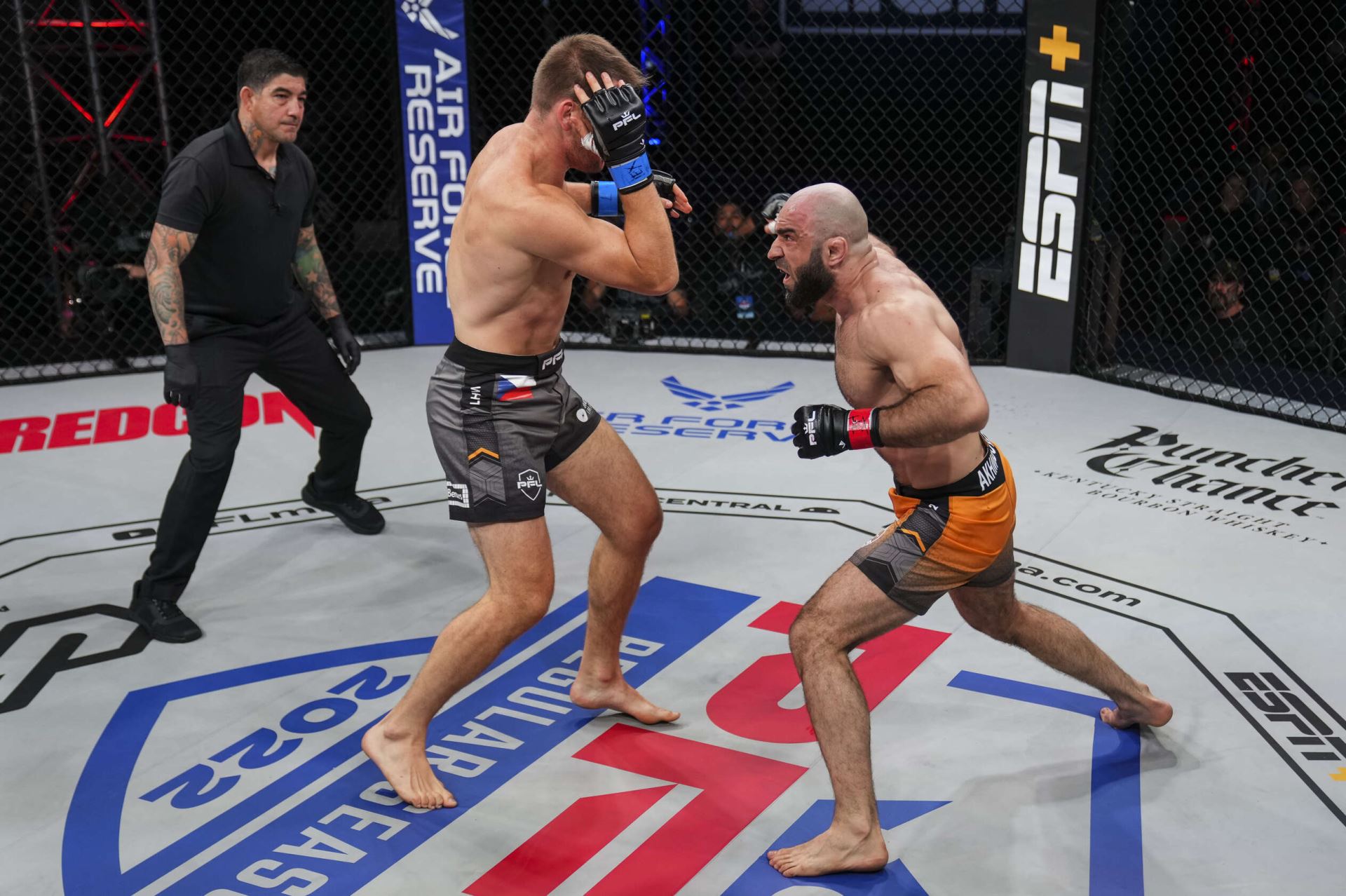 Viktor Pešta v premiéře PFL prohrál na knockout po 85 sekundách.