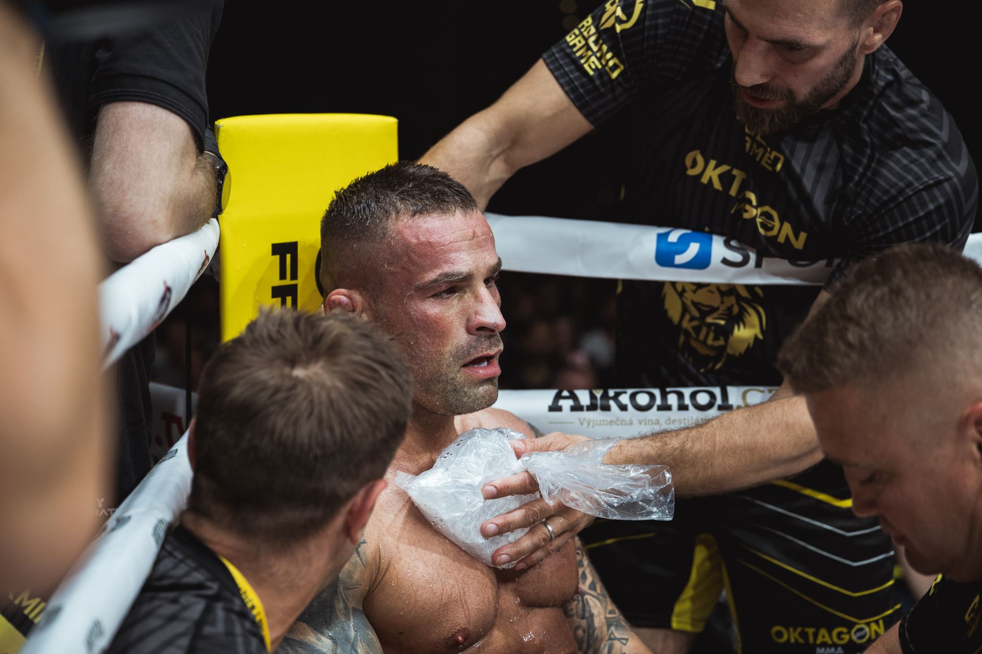 Karlos Vémola v boxerském duelu s Marpem.