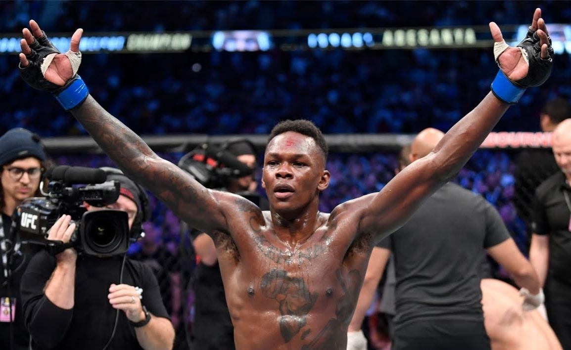 Israel Adesanya, král střední váhy UFC.