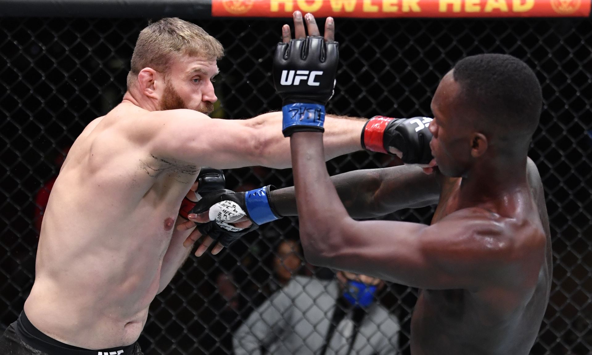 Jan Blachowicz (vlevo) je stále králem polotěžké divize UFC...