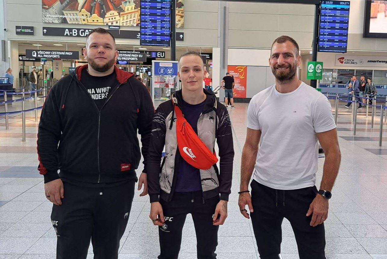 Tereza Bledá s přítelem Markem Žákem a trenérem André Reindersem před odletem do Las Vegas.