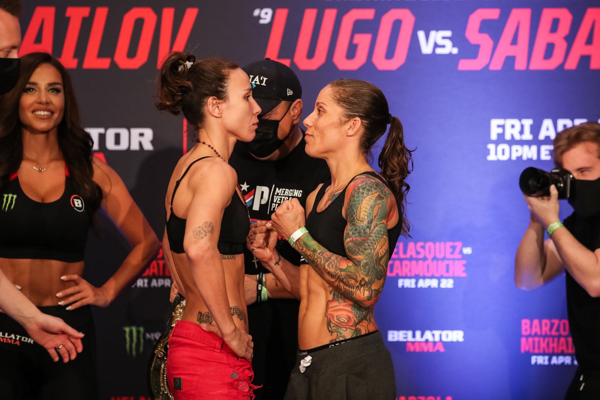 Liz Carmouche (vpravo) po vážení před bitvou.
