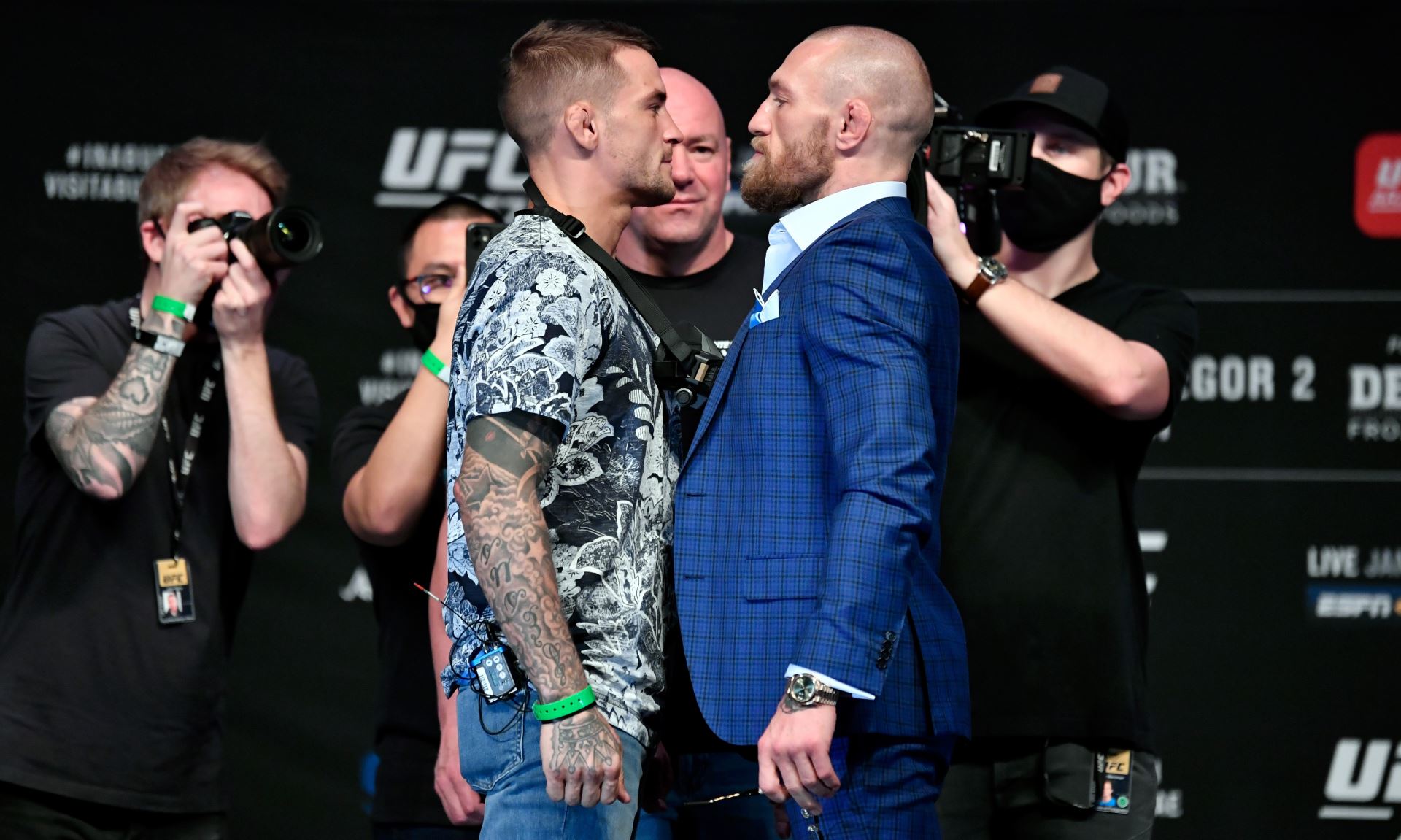 Dustin Poirier (vlevo) a Conor McGregor před zápasem v Abú Zabí.