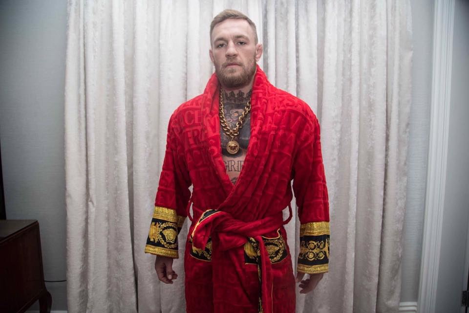 Alláh to vidí. Nemoc otce je jenom krytí. McGregor poslal Nurmagomedovovi úder pod pás