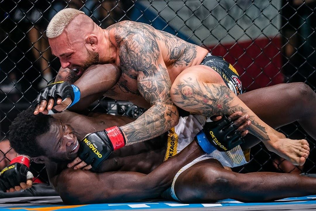 Emmanuel Dawa. Dva zápasy v Oktagonu, dvakrát nepřežil první kolo.