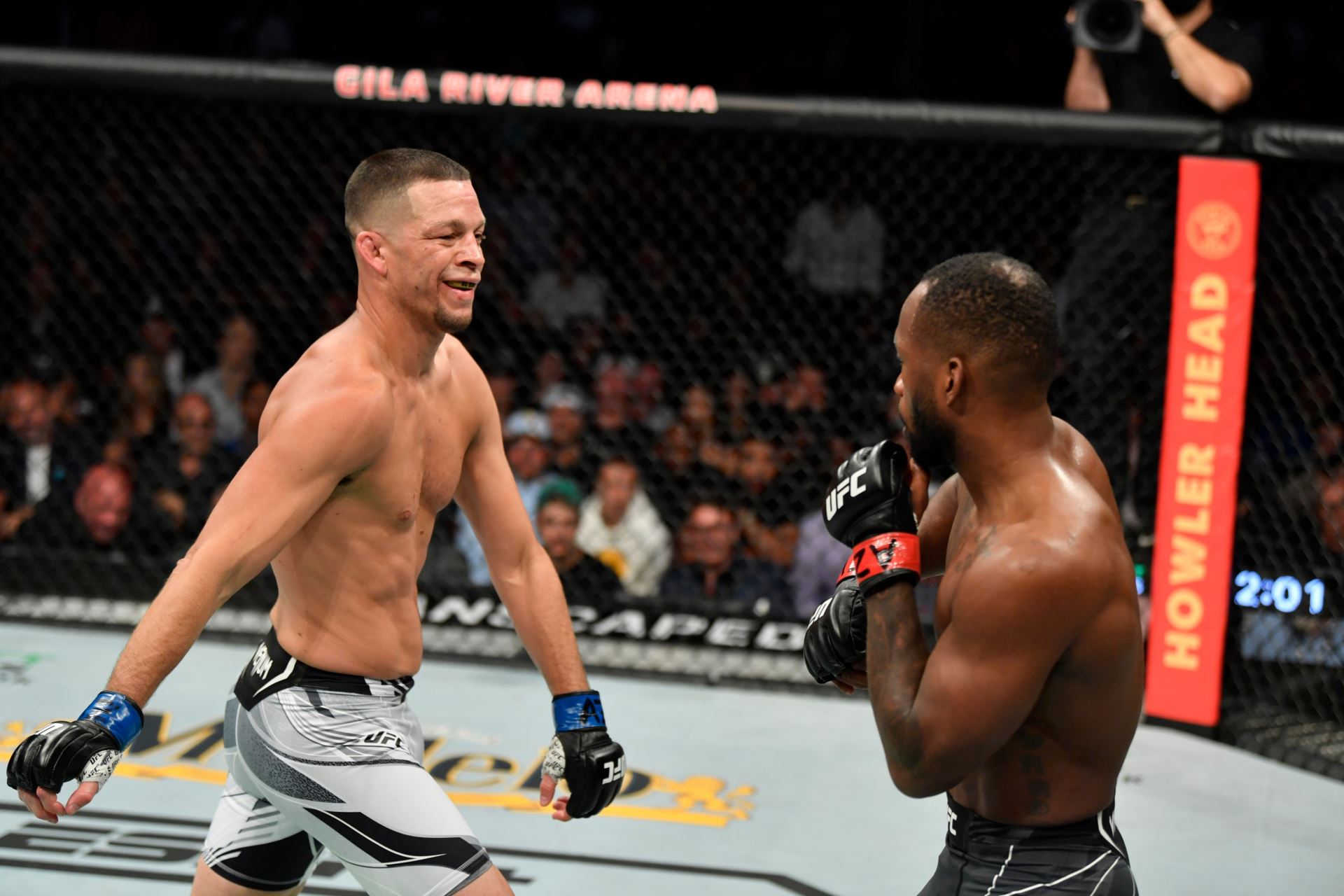 Nate Diaz (vlevo).