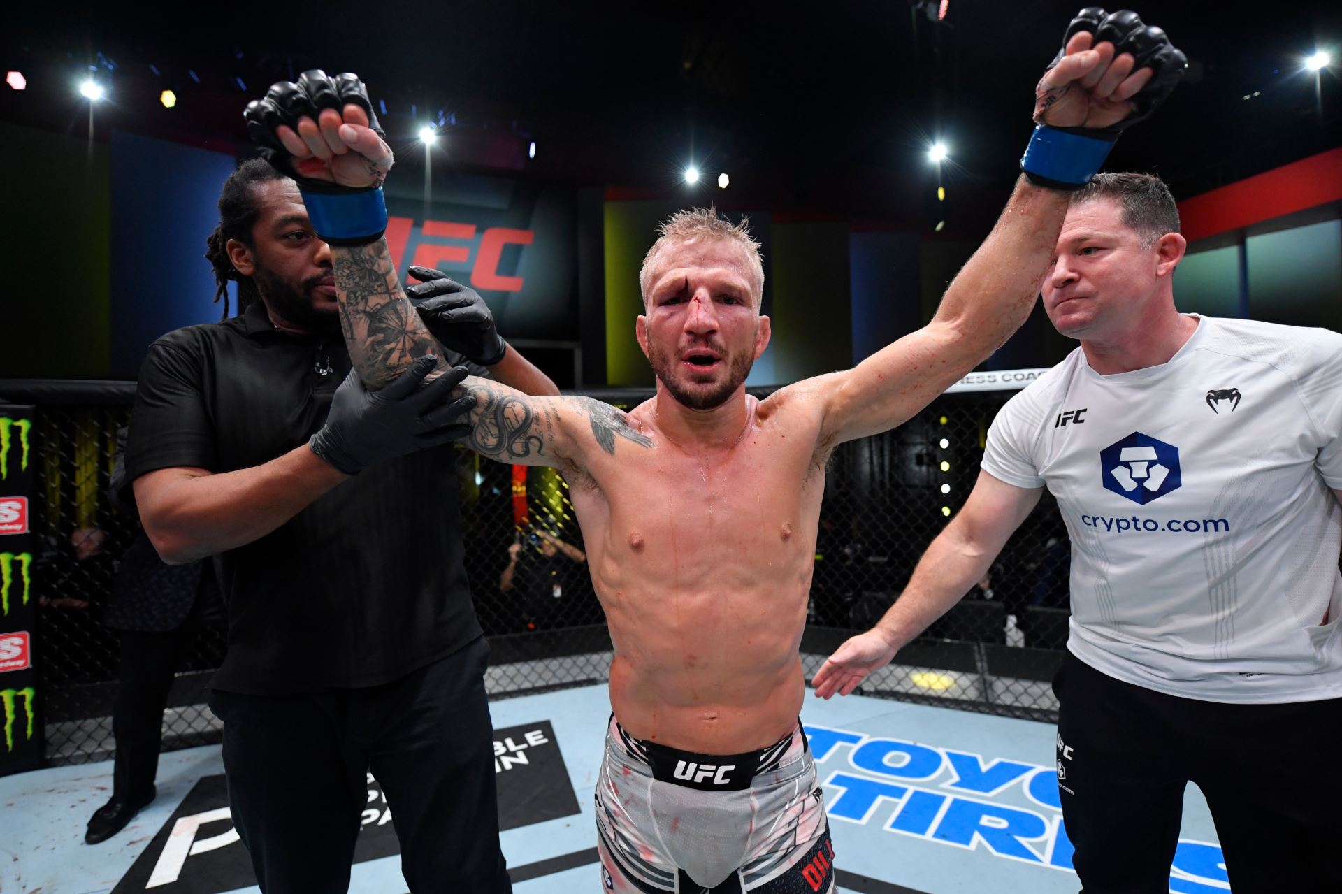 T.J Dillashaw jako vítěz. 