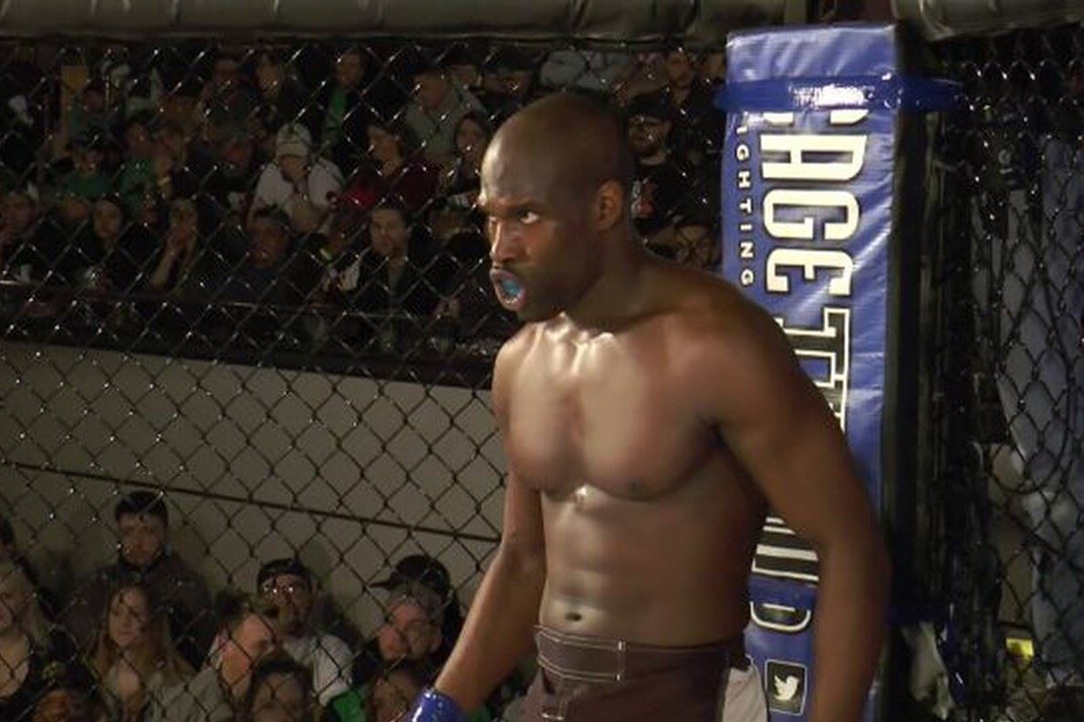 Jay Ellis v kleci.