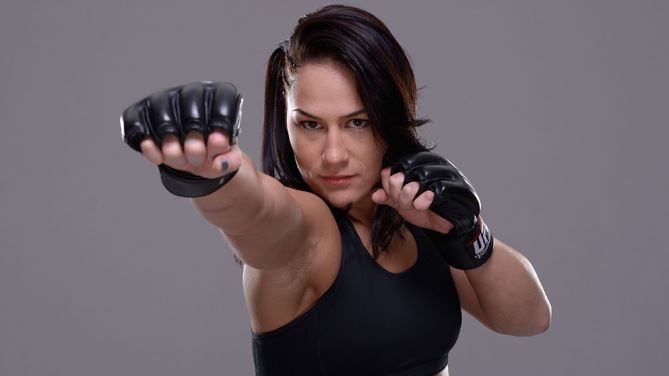 Jessica Eye, bojovnice mnoha tváří.