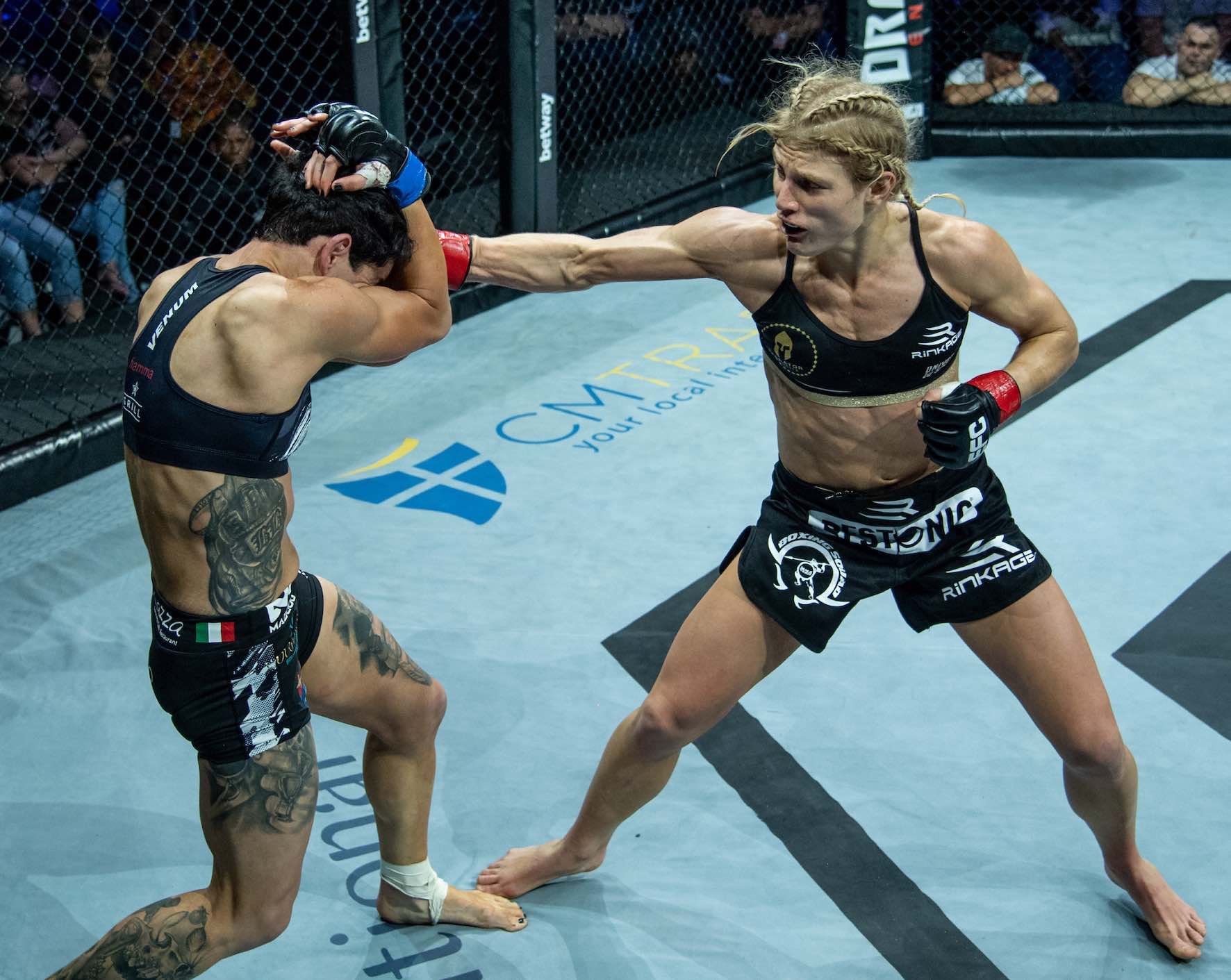 Zápasnice MMA Manon Fiorot v zápase.