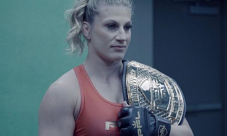 Kayla Harrison s mistrovským pásem organizace PFL...