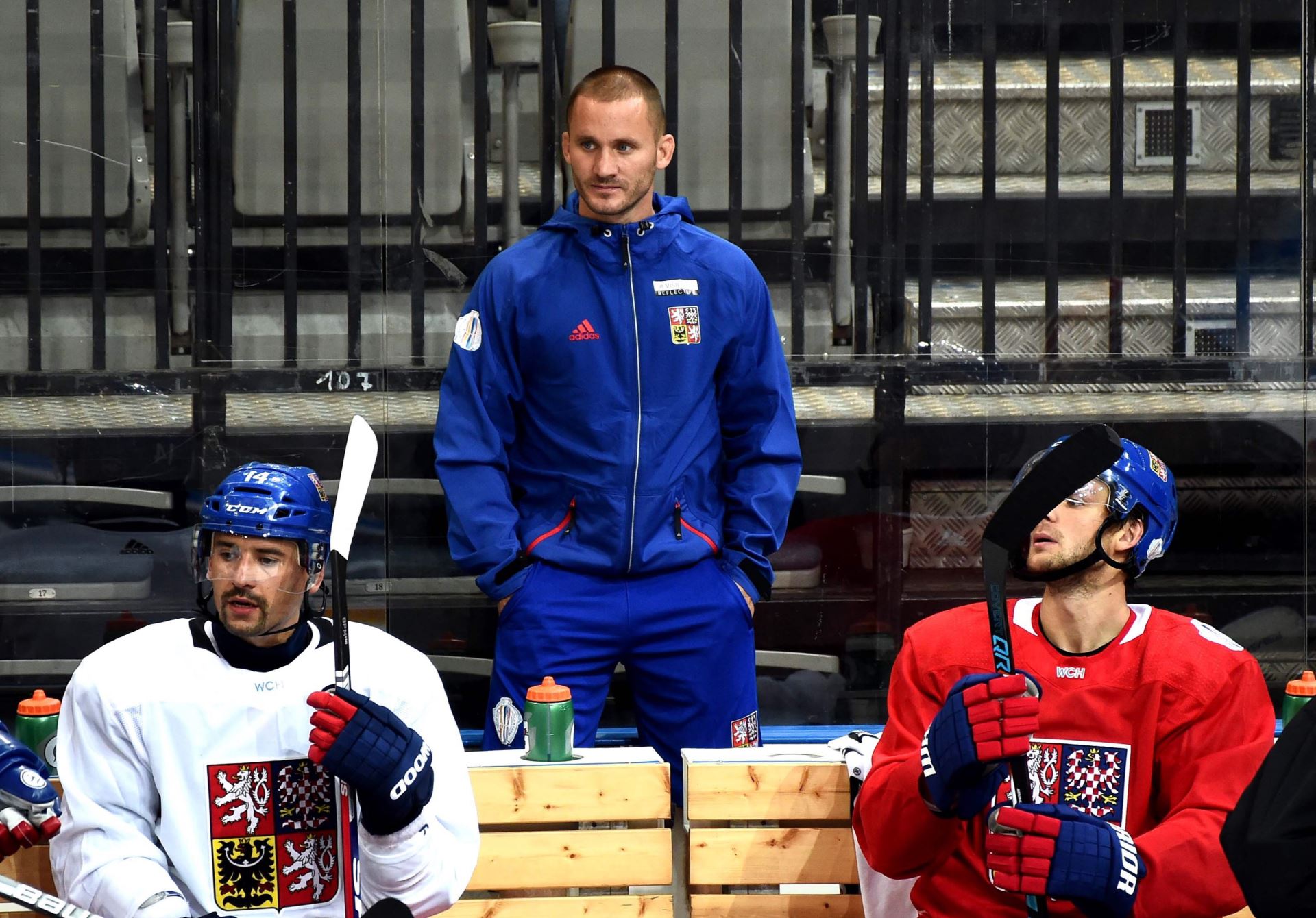 Michal Hamršmíd na střídačce hokejové reprezentace jako kondiční trenér...