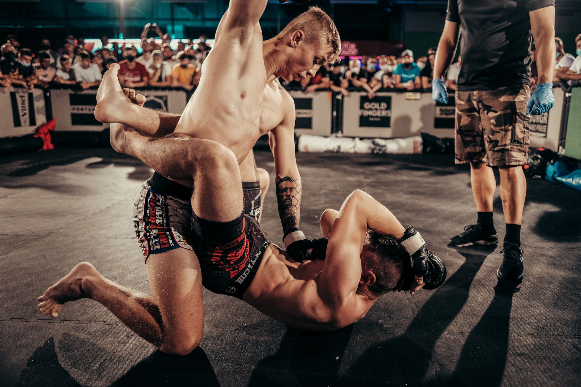 Dřevorubec chtěl válku. Dostal ji a vyfasoval TKO. A jeden letící ručník