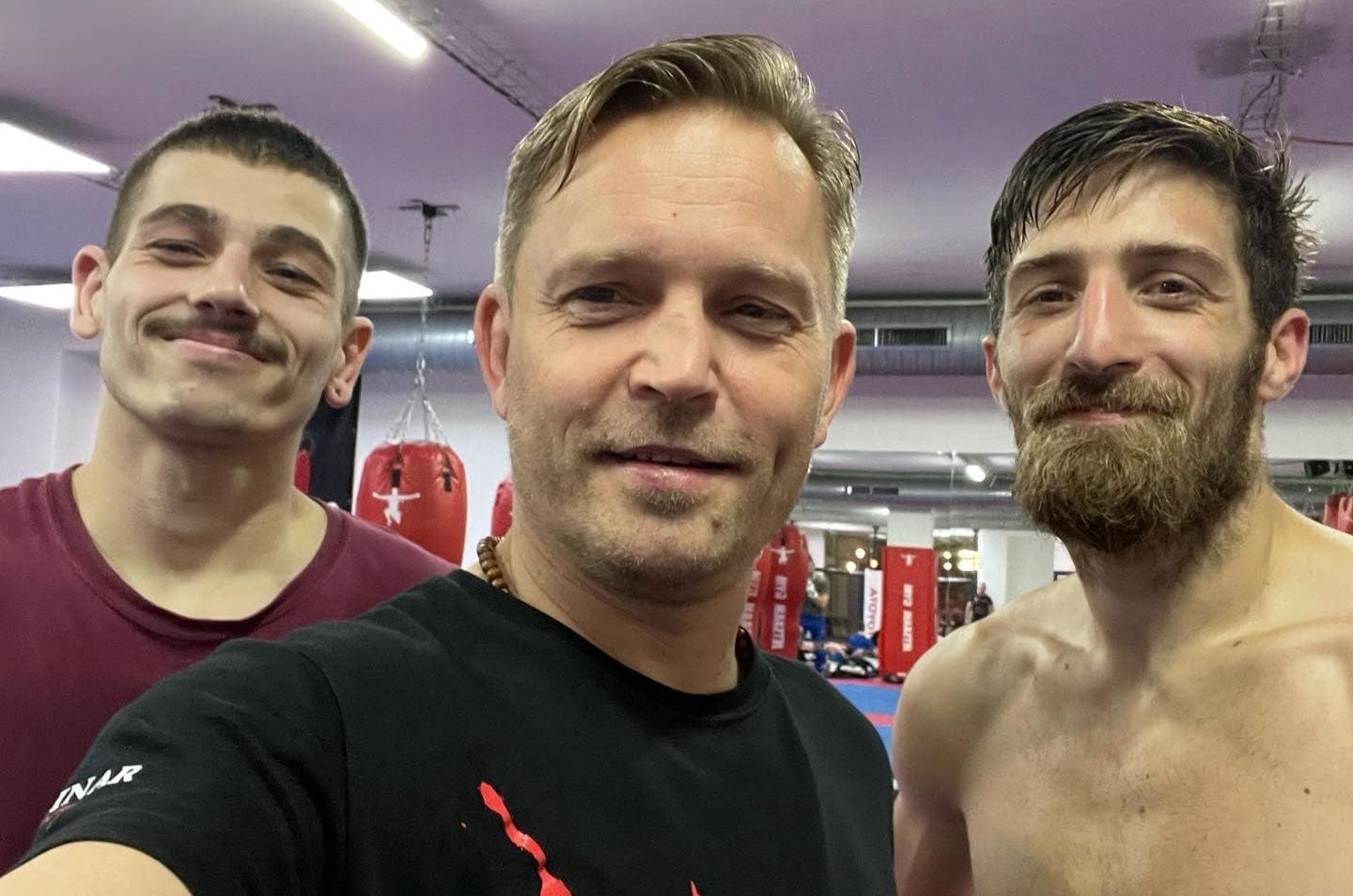Trenér Martin Karaivanov a jeho bojovníci.