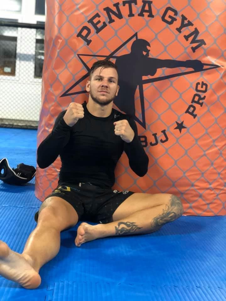 Foto: OKTAGON MMA, Matouš Mighty rooster Kohout