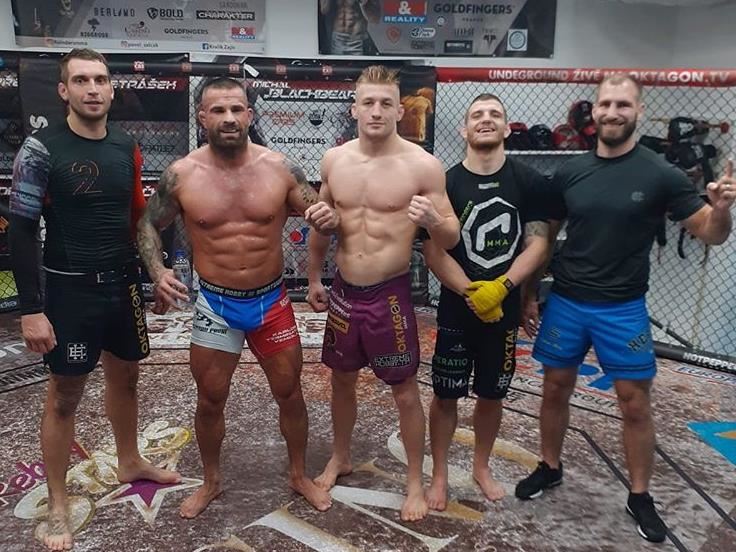 Šampion se vrací, Kozma je salámista, je v klidu kouč. A Vémola? Má nakřápnutý prst
